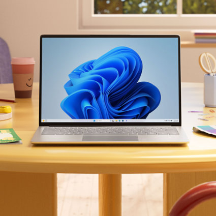 Windows 11 dators uz galda