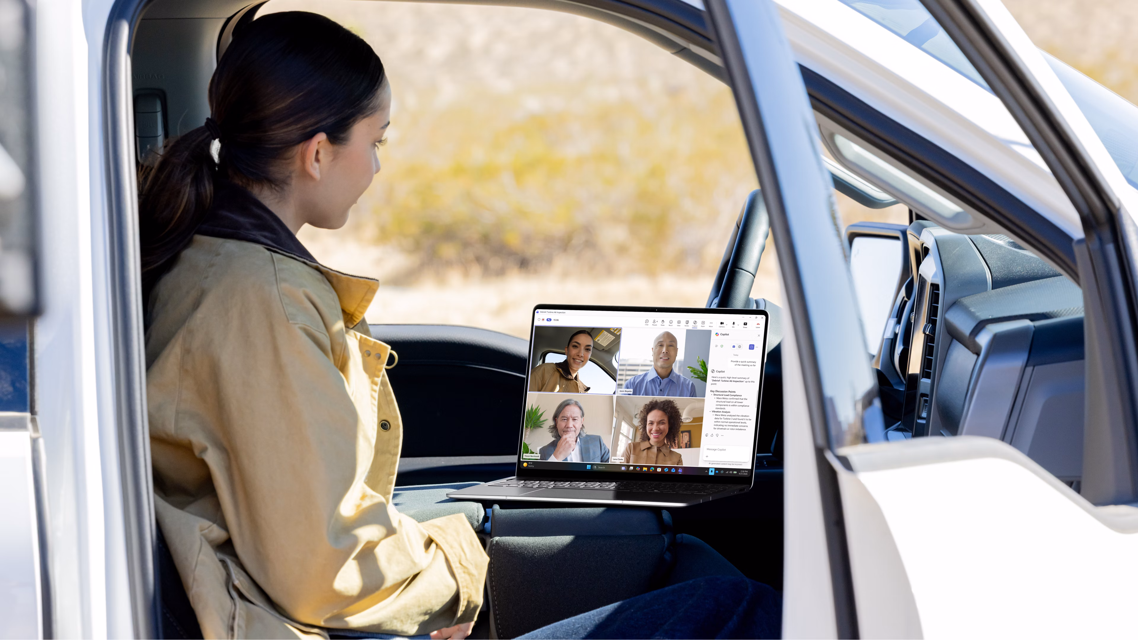 Een externe medewerker zit in een vrachtwagen met de deur open en een geopende Surface Laptop in een online videovergadering met vier collega's